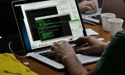 代碼與情感的斷裂 當技術開發(fā)者的婚姻遭遇網(wǎng)絡迷思